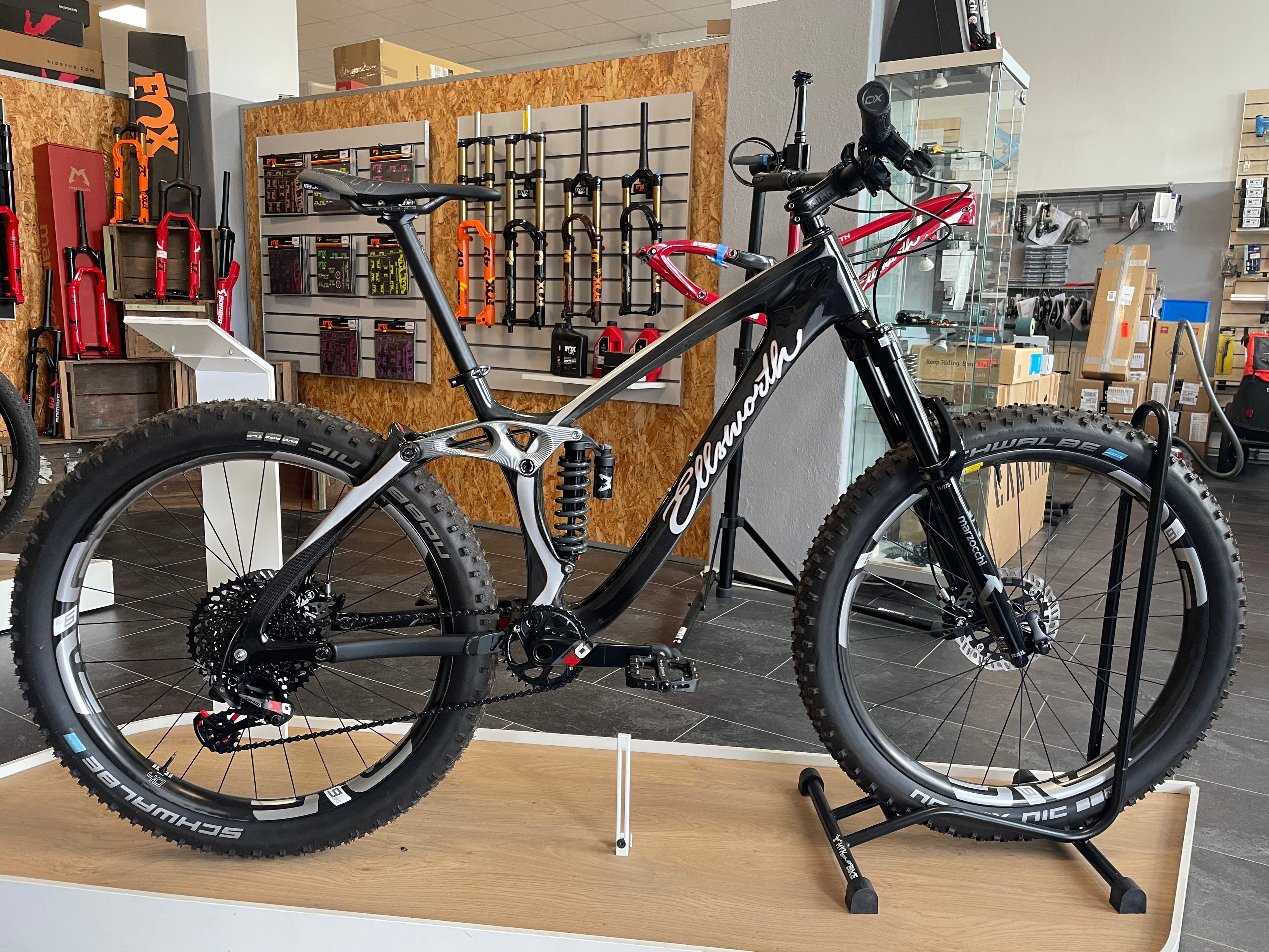 Ellsworth Rogue Mountainbike Medium mit Marzocchi Fahrwerk - Rad & Dämpferklinik GmbH